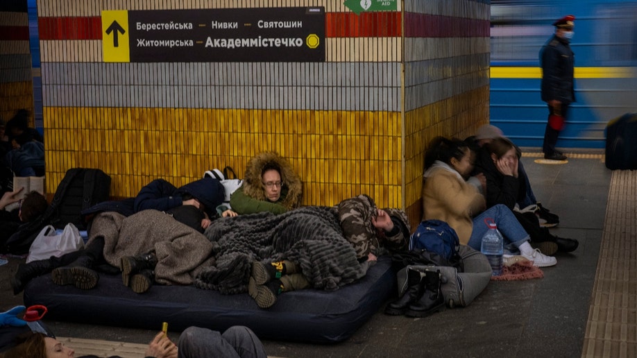 People sleep in the Kyiv subway, using it as a bomb shelter in Kyiv, Oekraïne, Vrydag, Feb.. 25, 2022. In Ukraine's capital, many residents hurried underground for safety overnight Thursday and Friday as Russian forces fired on the city and moved closer. (AP Photo/Emilio Morenatti)