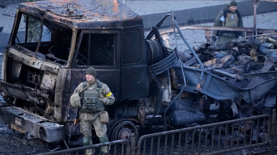 القوات الأوكرانية تتفقد الموقع بعد غارة جوية روسية في كييف ، أوكرانيا ، السبت 26 فبراير 2022 (AP Photo / Vadim Ghirda)