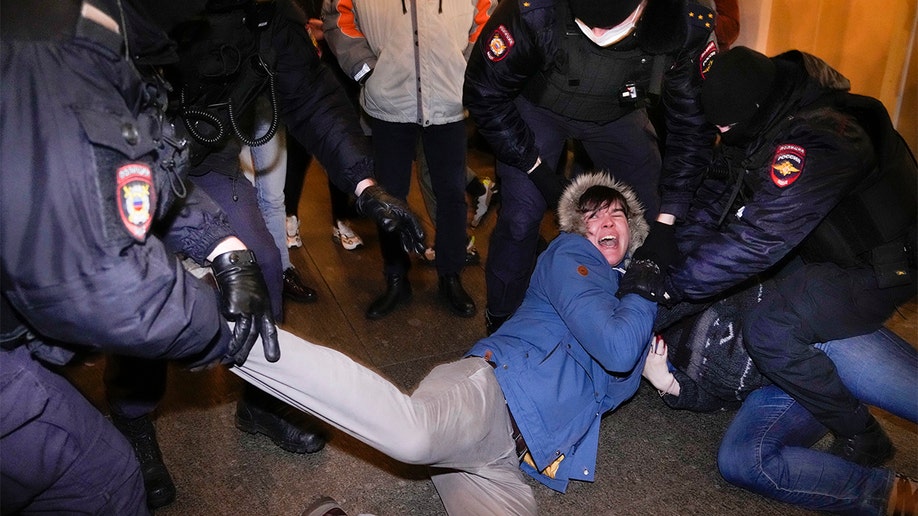 Police arresting Russian protestors