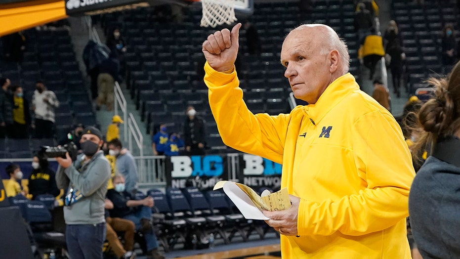 Michigan flashes potential in 1st game without Juwan Howard