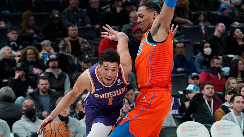 Devin Booker has 25 points, Suns beat Thunder for 8th straight win