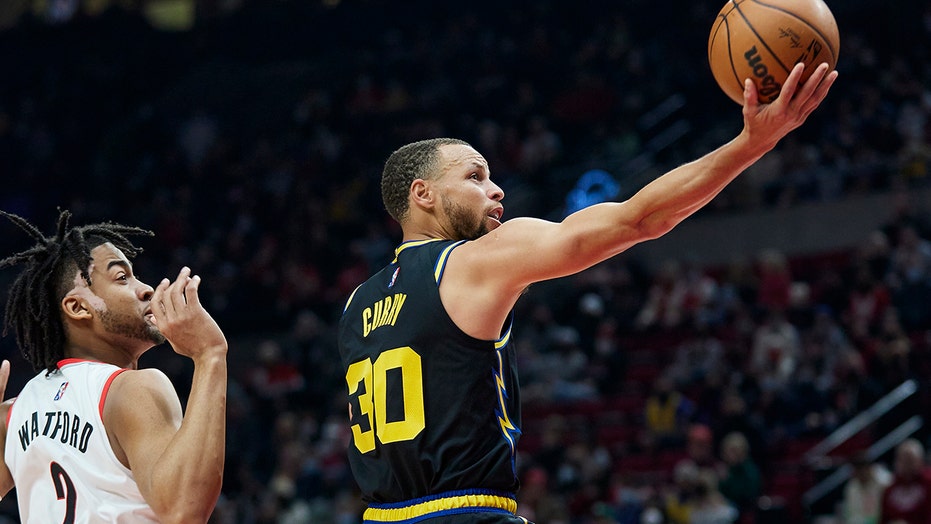Stephen Curry, Warriors return from All-Star break to rout Blazers