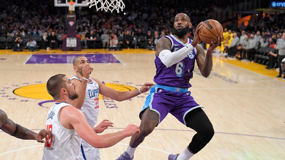 Clippers edge Lakers 105-102 for 6th straight rivalry win