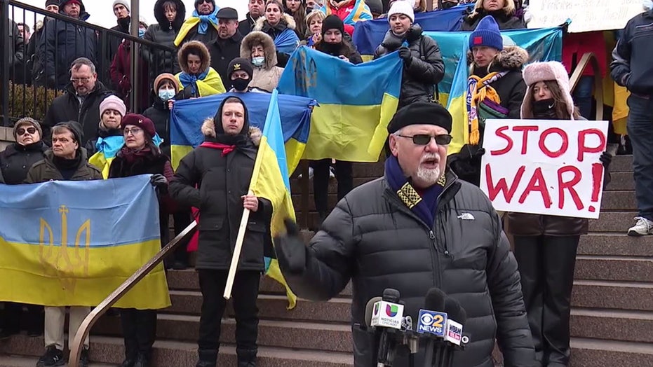 Ukrainian community in Chicago prays for families overseas, speaks out against Russian invasion