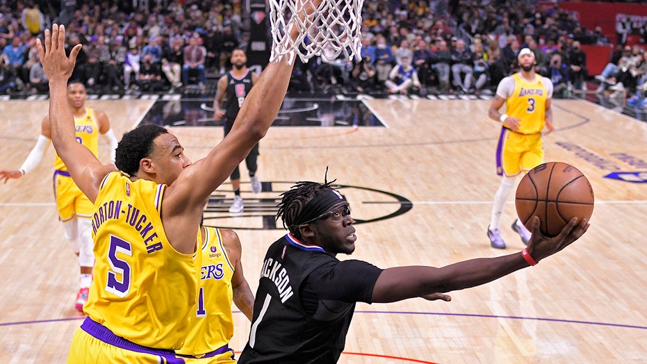 Reggie Jackson’s layup propels Clippers to 1-point win over Lakers