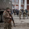 Los militares ucranianos retiran la ayuda recogida entre la población para llevarla al frente en el 5º día desde el inicio de los ataques rusos a gran escala en el país, en Dnipro, Ucrania, el 28 de febrero de 2022.