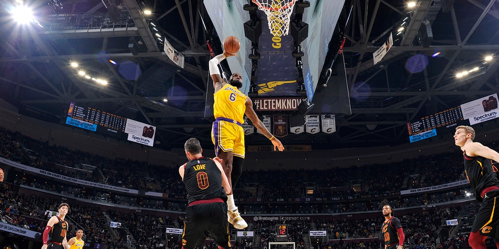 LeBron James dunks over former teammate Kevin Love: 'I hate it had