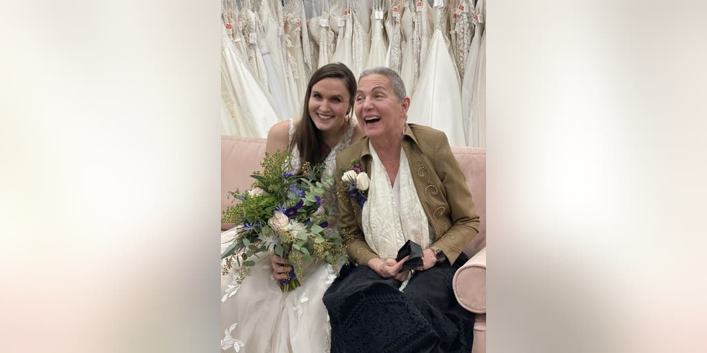 Single woman throws wedding-gown party for mom who has cancer: Incredible gift of love - Vimarsana News