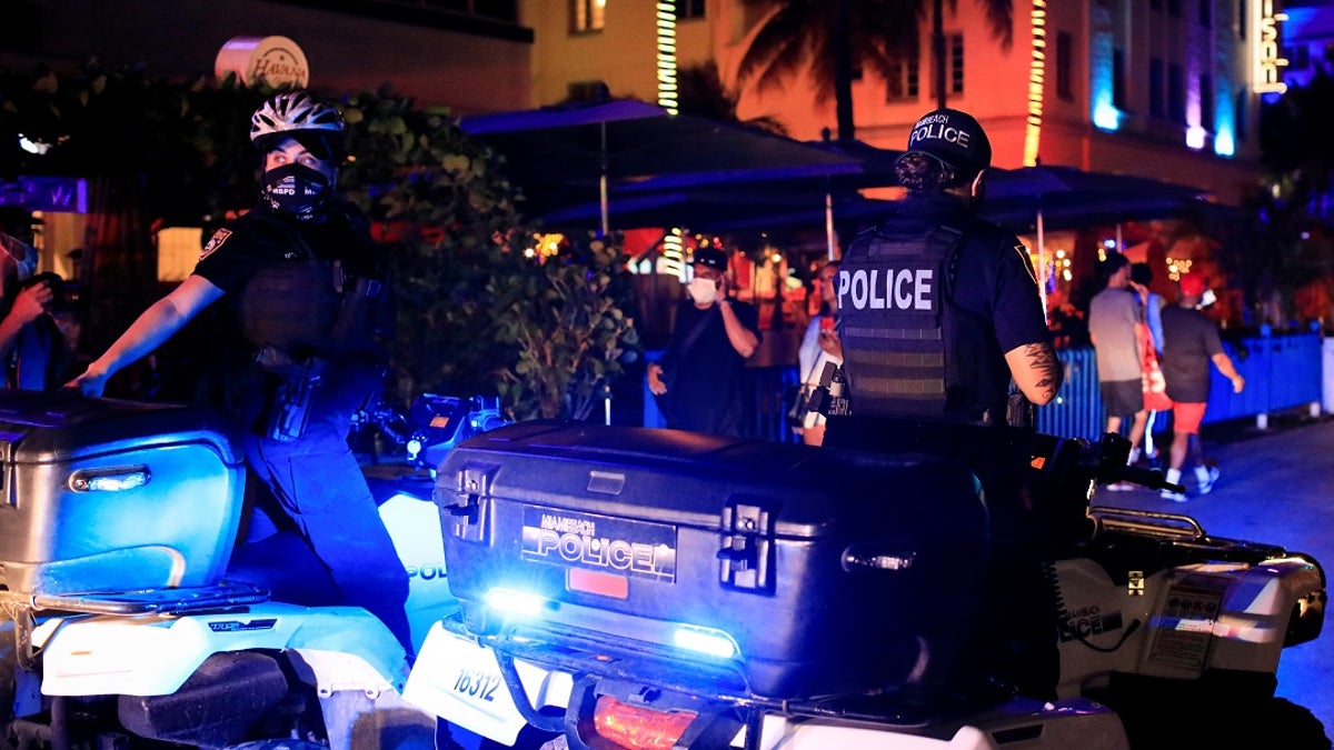 Miami Beach police officers enforce an 8 p.m. curfew imposed by local authorities on spring break festivities, amid the coronavirus disease (COVID-19) pandemic, in Miami Beach, Florida, U.S., March 26, 2021. REUTERS/Marco Bello