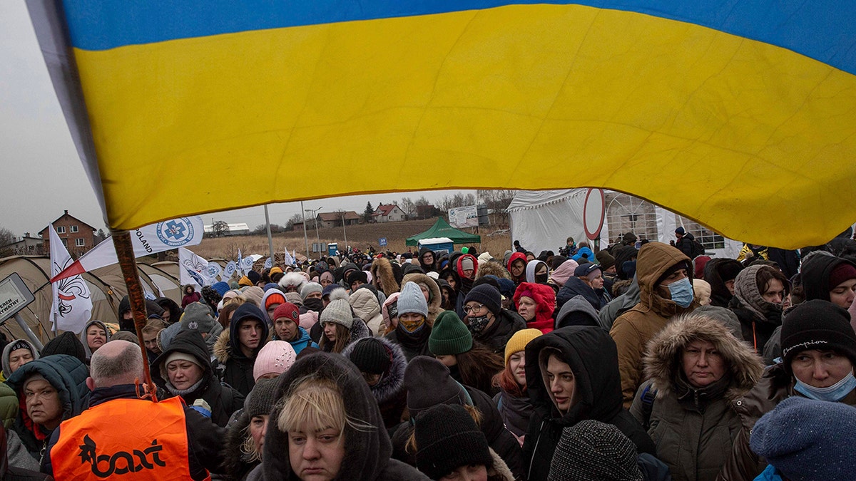 Ukraine refugees stream into Poland