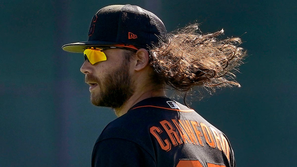 San Francisco Giants' Brandon Crawford takes the field during spring training baseball workouts, Tuesday, March 15, 2022, in Scottsdale, Ariz.