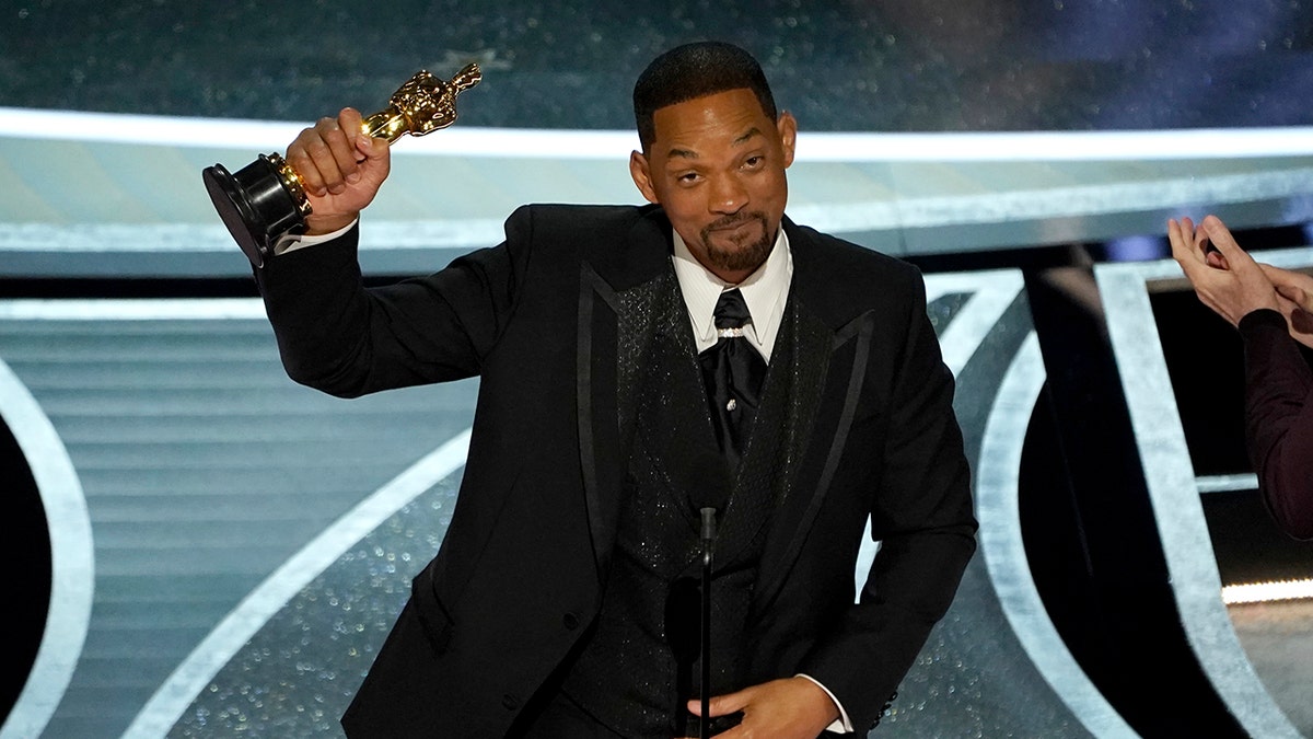 Will Smith holding up his Best Actor Oscar