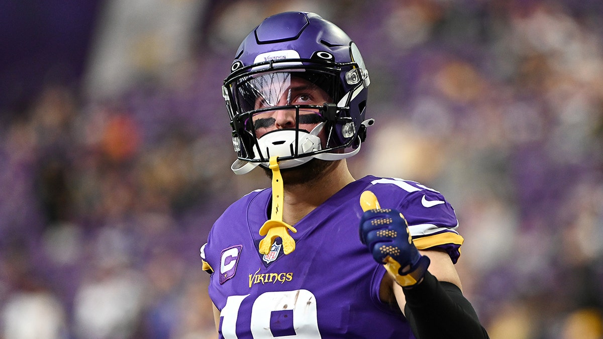 Adam Thielen thumbs up