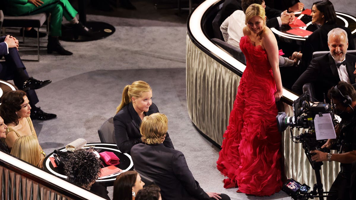 Amy Schumer Kirsten Dunst Oscars seat filler joke