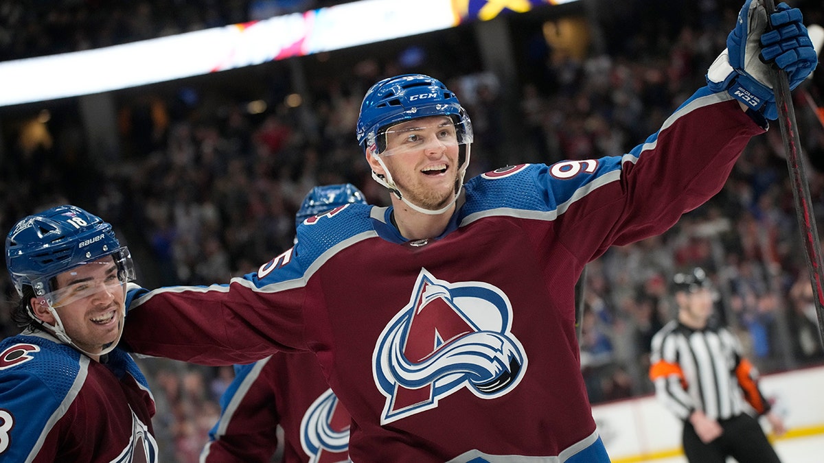 Burakovsky's late goal lifts Avalanche past Coyotes