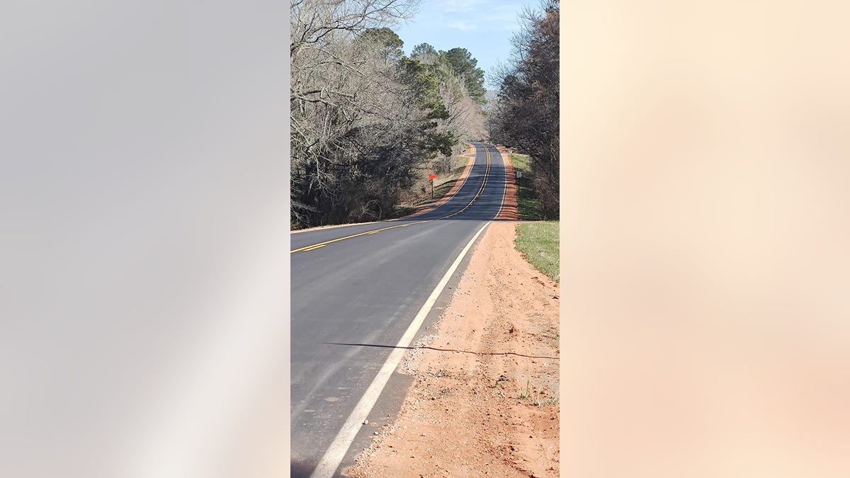 Mississippi road with a dirt shoulder
