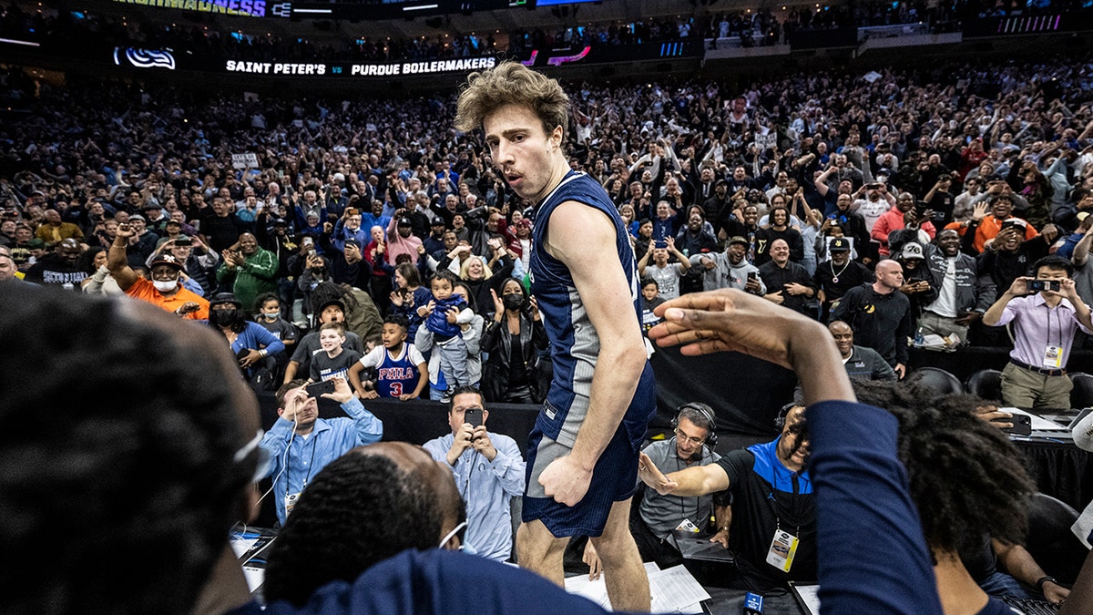 March Madness Doug Edert Saint Peter's