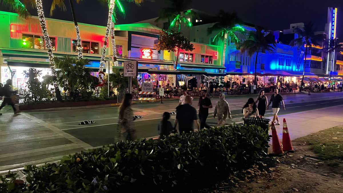 The first night of Miami Beach's spring break curfew saw smaller crowds, which thinned out early and were completely gone after the midnight shutdown.