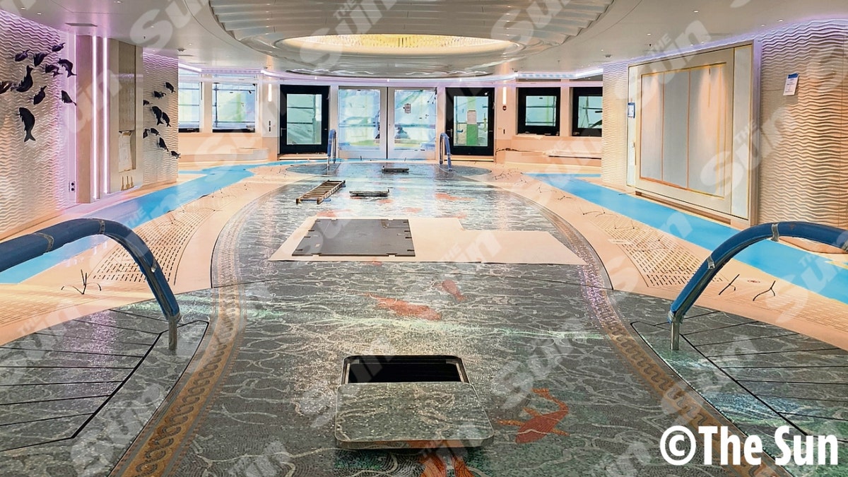 Tile dancefloor that transforms into a pool on Putin's yacht