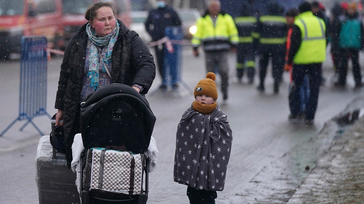 People cross the Ukrainian border to Siret, Romania, 