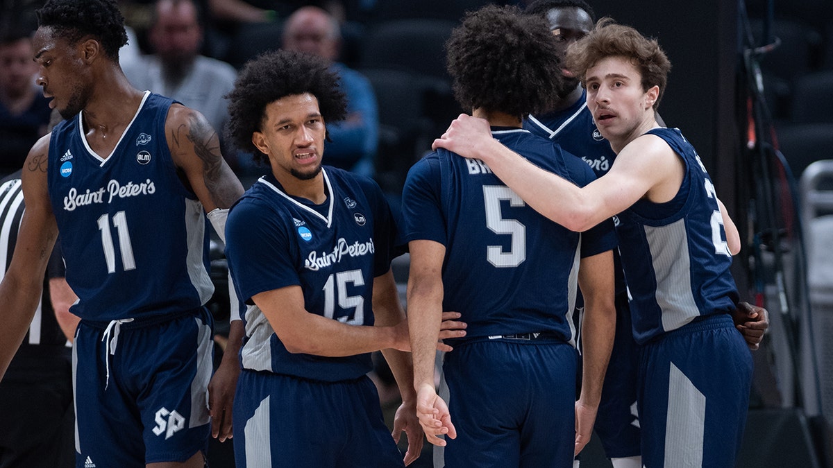 Saint Peter's Peacocks huddle on the court during the NCAA Division I Men's Basketball Championship Round 2 