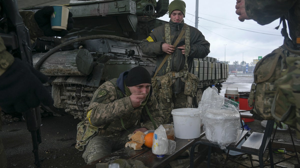 ukraine russia war ukrainian forces eating