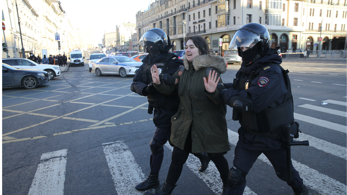 Russian protesters arrested