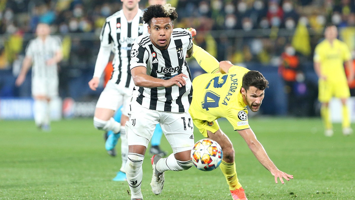 Villarreal's Alfonso Pedraza, right, fights for the ball with Juventus' Weston McKennie during the Champions League, round of 16, first leg soccer match between Villarreal and Juventus at the Ceramica stadium in Villarreal, in Villarreal, Spain, Tuesday, Feb. 22, 2022.