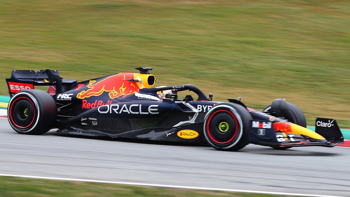 BARCELONA, SPAIN - FEBRUARY 25: Max Verstappen on the track during Day Three of F1 Testing at Circuit de Barcelona-Catalunya on February 25, 2022 in Barcelona, Spain. (Photo by Sportinfoto/DeFodi Images via Getty Images)