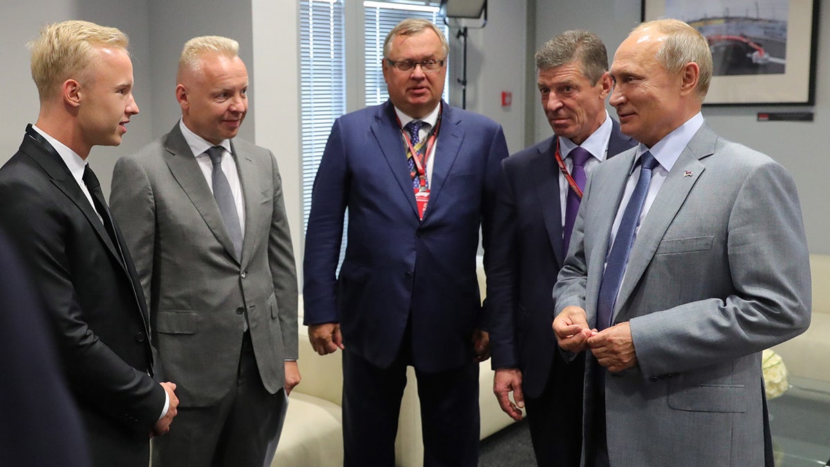 Nikita and Dmitry Mazepin (L) met with Russian President Putin (R) on the sidelines of the Russian Grand Prix in Sochi in 2018.