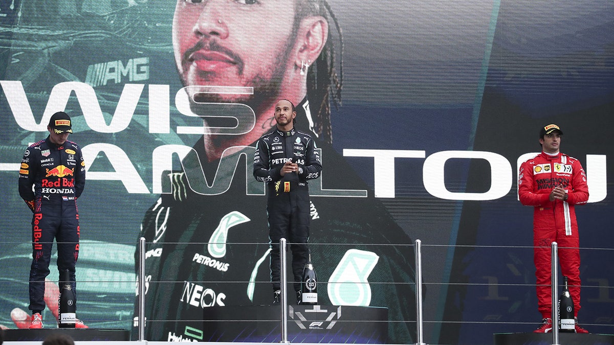 Lewis Hamilton won the 2021 Russian Grand Prix ahead of Max Verstappen (L) and Carlos Sainz (R).