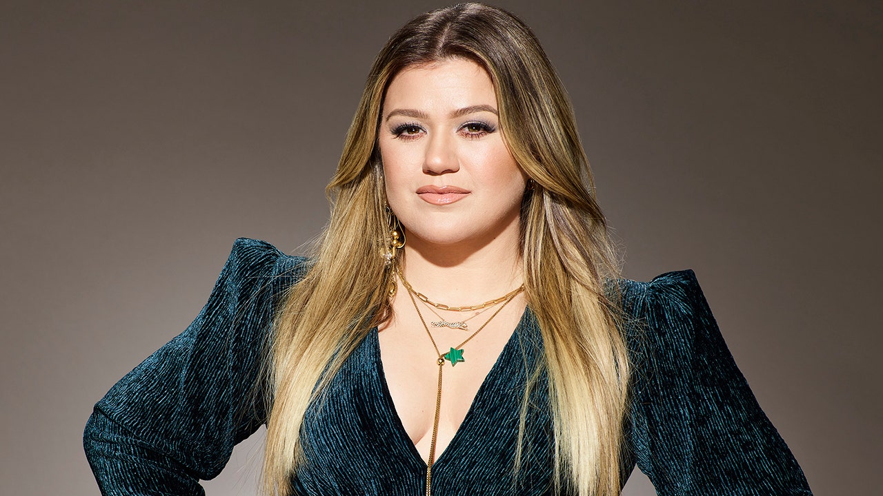 Kelly-Clarkson_Getty-2022.jpg?
