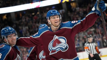 Andre Burakovsky's late goal lifts Avalanche over Islanders