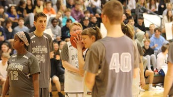 See the moment thousands go silent so a blind basketball player can hear her shot