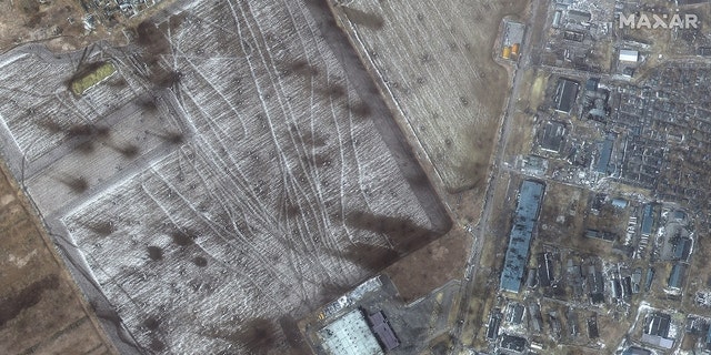 Imagens multiespectrais de crateras de artilharia em campos e edifícios danificados, distrito de Zhovteneyvi, oeste de Mariupol (localização: 47.117, 37.498)