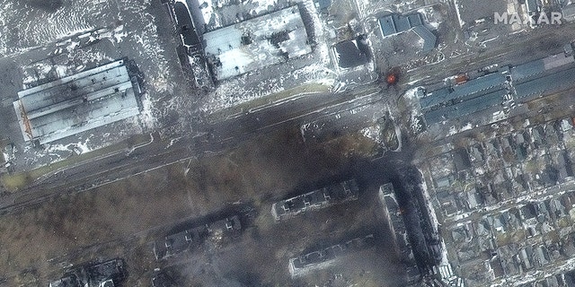 Vistas antes/depois de prédios de apartamentos e danos na área, distrito de Zhovteneyvi (localização: 47.107, 37.509)