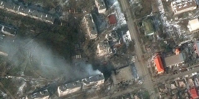 Before/after views of apartment buildings and damage, Zelinskovo Street (Location: 47.105, 37.514)