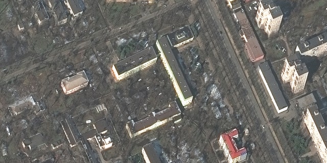 Vistas antes/depois do hospital Mariupol e danos do ataque aéreo (Localização: 47.096, 37.533)