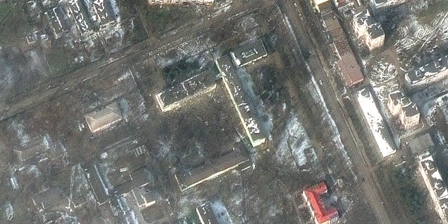 Pohľady pred/po na nemocnicu Mariupol a škody spôsobené leteckým útokom (miesto: 47 096, 37 533)