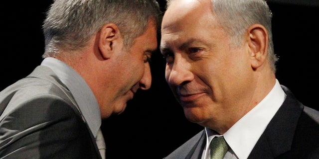 Israeli Prime Minister Benjamin Netanyahu (R) is introduced to speak at the United Jewish Communities /Jewish Federations of North America 2009 General Assembly by oil tycoon Leonid Nevzlin in Washington on Nov. 9, 2009. Leonid Nevzlin, a Russian-born oligarch, on Tuesday said he was renouncing his Russian citizenship over the war in Ukraine. REUTERS/Jason Reed (UNITED STATES POLITICS BUSINESS)