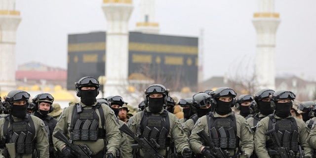 Service members gather in a square during head of the Chechen Republic Ramzan Kadyrov's address, dedicated to a military conflict in Ukraine, in Grozny, Rusland, Feb.. 25, 2022.