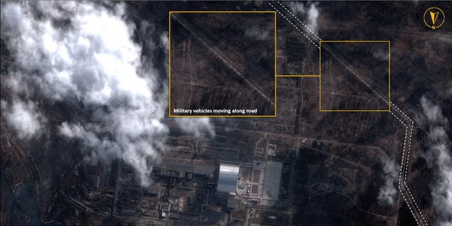 오버레이 그래픽이 있는 위성 이미지는 2022년 2월 25일 우크라이나 체르노빌의 체르노빌 원자력 발전소 옆에 있는 군용 차량을 보여줍니다.
