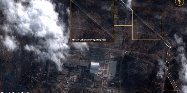 O imagine din satelit cu grafică suprapusă arată vehicule militare lângă centrala nucleară de la Cernobîl, în Cernobîl, Ucraina, 25 februarie 2022.