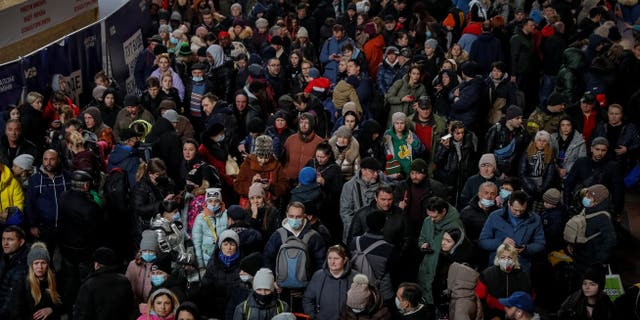 Ukrainian MPs and CEOs join the fight against Russia: "We will fight to the last bullet" 6 People are waiting to board an evacuation train from Kyiv to Lviv, at Kiev Central Station, after Russia's invasion of Ukraine, in Kyiv, Ukraine, March 2, 2022.