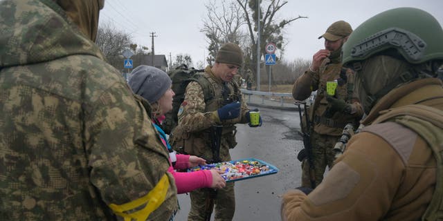 Ukrainian MPs and CEOs join the fight against Russia: "We will fight to the last bullet" 7 A woman offers sweets to Ukrainian servicemen while the Russian invasion of Ukraine continues, in the village of Yasnogorodka in the Kiev region, Ukraine, March 2, 2022.