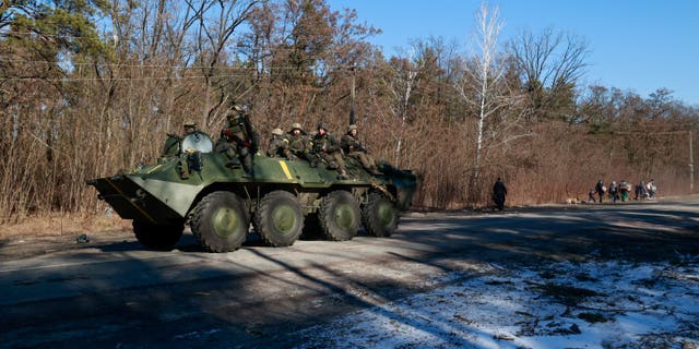 Membros das forças ucranianas sentados em um veículo militar em meio à invasão russa da Ucrânia, na região de Vyshgorod, perto de Kiev, Ucrânia, em 10 de março de 2022.  