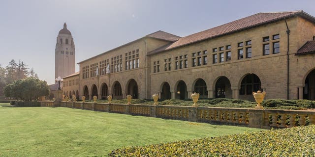 Bangunan Main Quadrangle dan Hoover Tower di kampus Stanford University di Palo Alto, California.