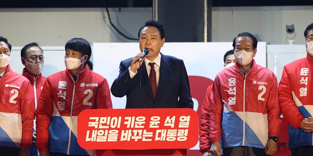 더불어민주당 은숙열 원내대표가 3월 10일 서울 여의도 당 사옥에서 지지자들과 함께 기념식을 하고 있다.