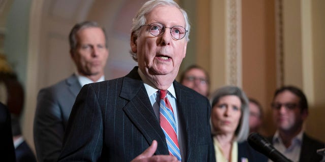 Senate Minority Leader Mitch McConnell, R-Ky., speaks to reporters after a Republican strategy meeting at the Capitol in Washington, martes, marzo 8, 2022.