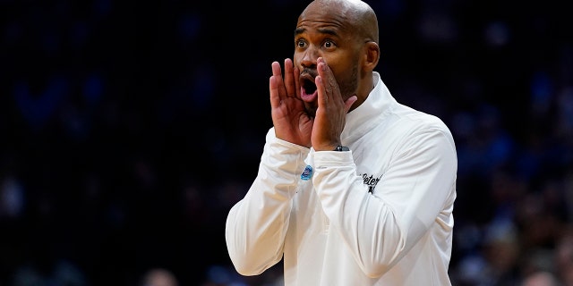 L'entraîneur-chef de St. Peter's, Shaheen Holloway, réagit lors de la première mi-temps d'un match de basket-ball universitaire contre la Caroline du Nord lors de la ronde Elite 8 du tournoi NCAA, dimanche 27 mars 2022, à Philadelphie.